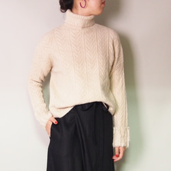 【2025復刻再販】春まで着れる❤︎20回以上再販♪即納♪軽くて暖かい袖ふわふわハイネックニット アイボリー系 4枚目の画像