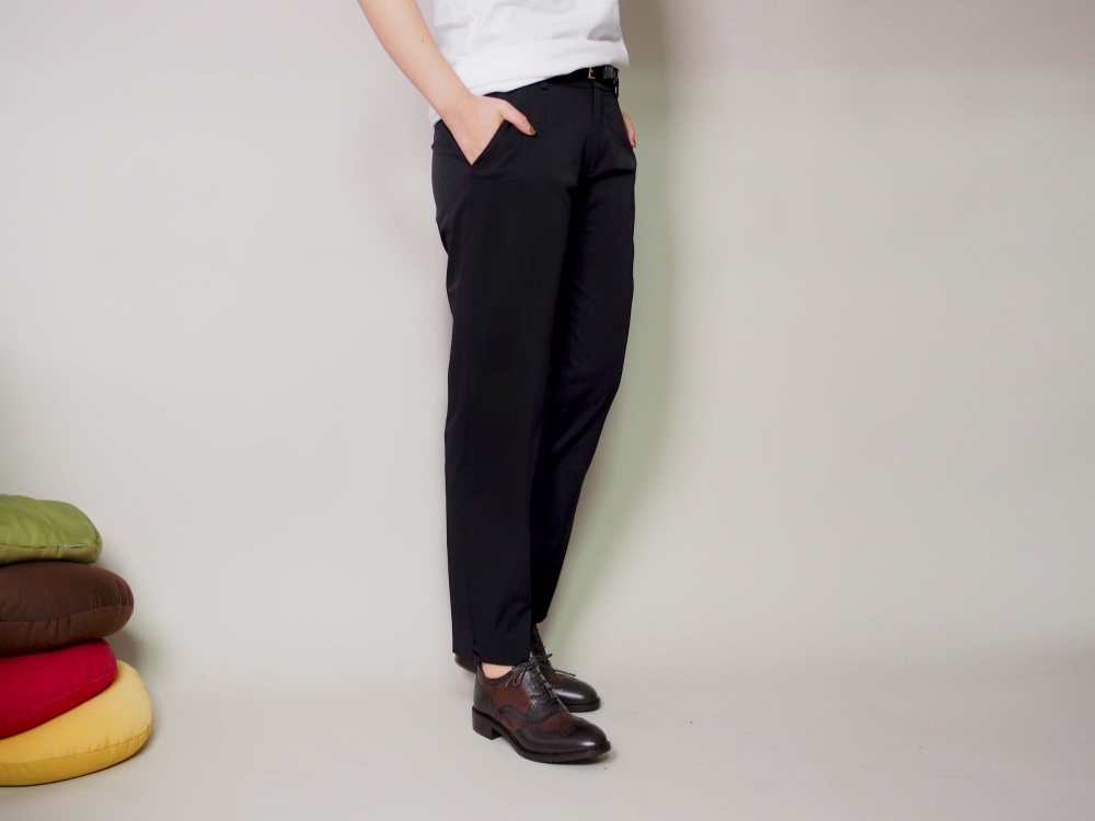 【再販】イージーケア 伸縮生地の テーパードパンツ18036