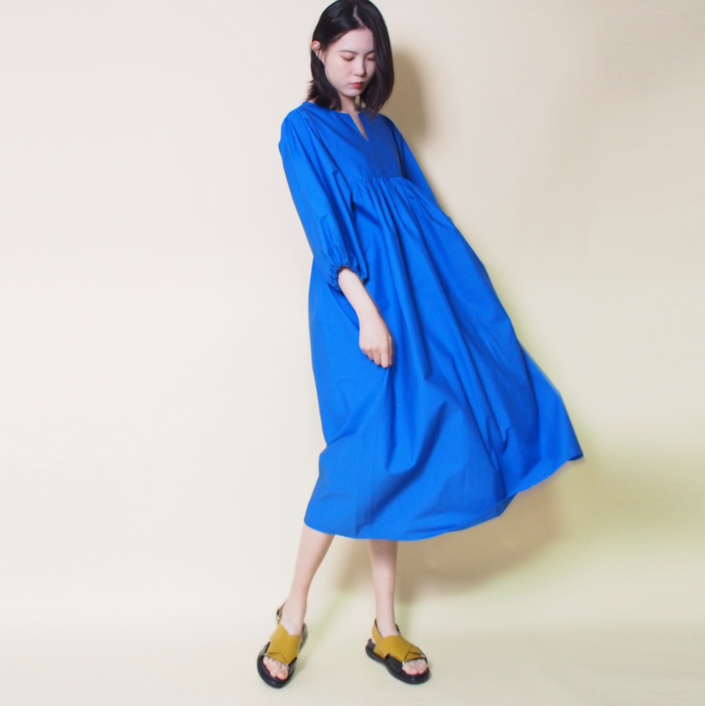 【10回以上再販】綿100％着痩せパフスリーブのギャザーワンピース18181ブルー