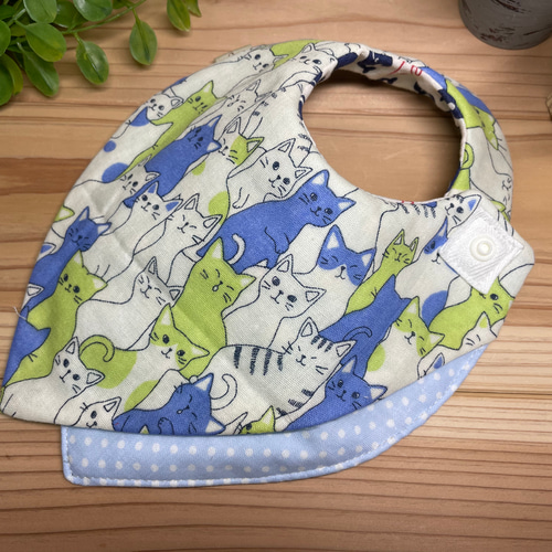 チラ見せが新しい防水入りオリジナルバンダナ風スタイ スタイ