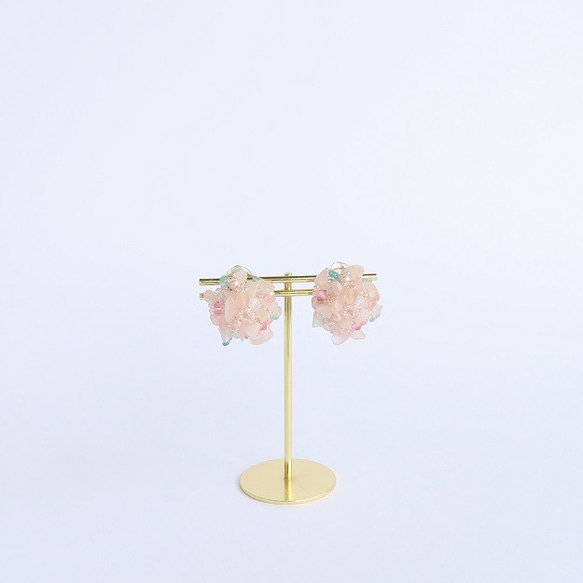 ローズクォーツの花束イヤリング Petit Bouquet（小さな花束） 1枚目の画像