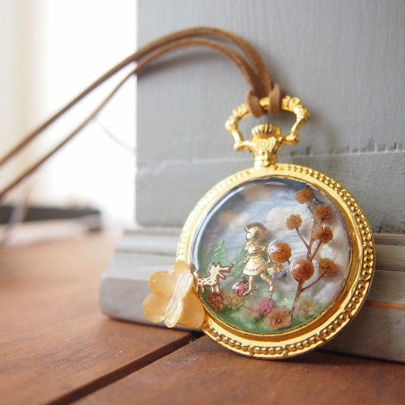 お花畑の赤ずきんネックレス（懐中時計型） 3枚目の画像