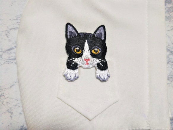 立体マスク　布マスク　大人用　猫柄　ハチワレ　ポケット猫　刺繍アップリケ付　保水涼感加工　大きめ 2枚目の画像