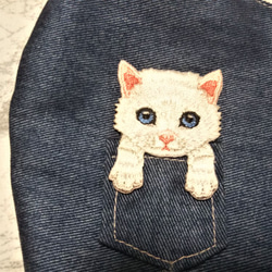 夏用　立体マスク　大人用　猫柄　白猫　ポケット猫　刺繍アップリケ付　保水涼感加工　軽い付け心地 2枚目の画像