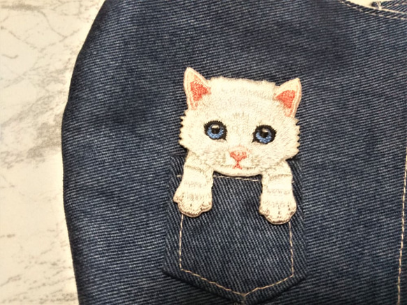 夏用　立体マスク　大人用　猫柄　白猫　ポケット猫　刺繍アップリケ付　保水涼感加工　軽い付け心地 2枚目の画像