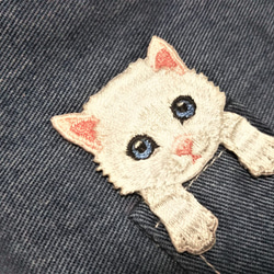 夏用　立体マスク　大人用　猫柄　白猫　ポケット猫　刺繍アップリケ付　保水涼感加工　軽い付け心地 3枚目の画像