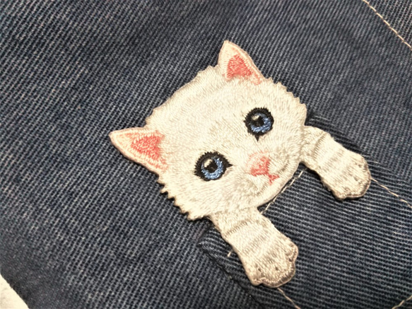 夏用　立体マスク　大人用　猫柄　白猫　ポケット猫　刺繍アップリケ付　保水涼感加工　軽い付け心地 3枚目の画像