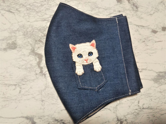 夏用　立体マスク　大人用　猫柄　白猫　ポケット猫　刺繍アップリケ付　保水涼感加工　軽い付け心地 4枚目の画像