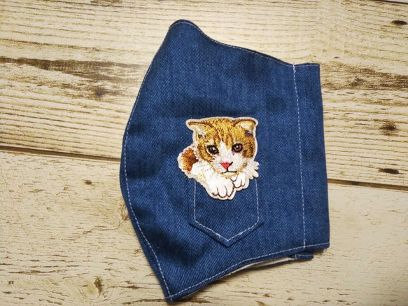 夏用　立体マスク　大人用　猫柄　スコティッシュフォールド　ポケット猫　刺繍アップリケ付　保水涼感加工　軽い付け心地 3枚目の画像