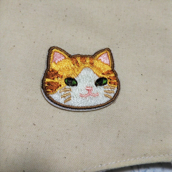 立体マスク　布マスク　大人用　猫柄　茶トラ　ハチワレ　刺繍アップリケ付　 3枚目の画像