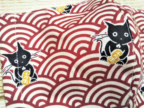 立体マスク　布マスク　大人用　猫柄　和柄 青海波　赤　黒猫　大きめ 3枚目の画像