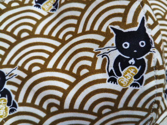 立体マスク　布マスク　大人用　猫柄　和柄 青海波　黄土色　黒猫　大きめ 3枚目の画像