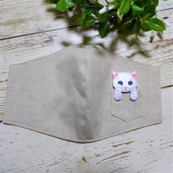 立体マスク　布マスク　大人用　猫柄　白猫　ポケット猫　刺繍アップリケ付 大きめ　 1枚目の画像