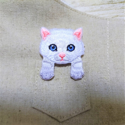 立体マスク　布マスク　大人用　猫柄　白猫　ポケット猫　刺繍アップリケ付 大きめ　 3枚目の画像