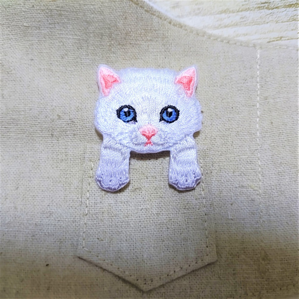 立体マスク　布マスク　大人用　猫柄　白猫　ポケット猫　刺繍アップリケ付 大きめ　 3枚目の画像