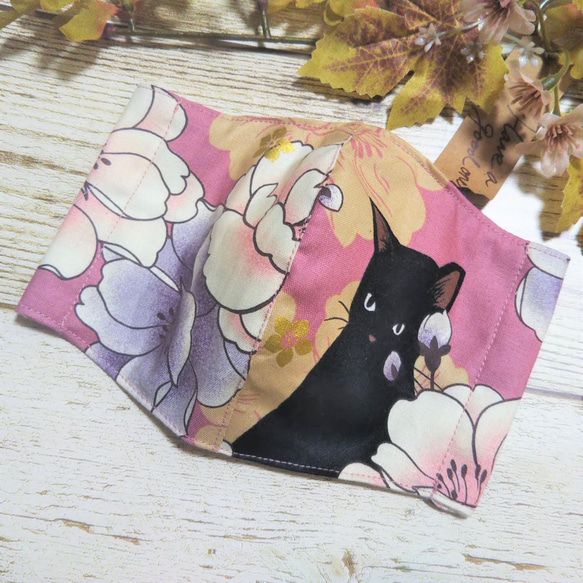 立体マスク　布マスク　大人用　猫柄　キルトゲイト　黒猫と牡丹　ピンク　大きめ 1枚目の画像