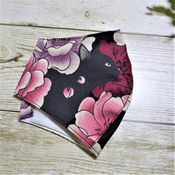 立体マスク　布マスク　猫柄　キルトゲイト　黒猫と牡丹　ブラック　大きめ 3枚目の画像