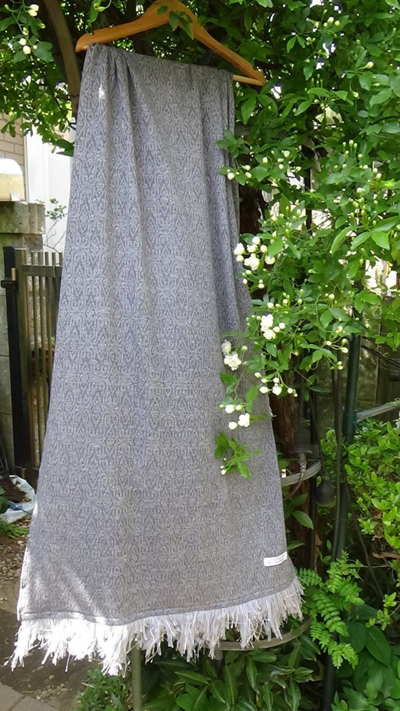 ウール混紡　スペイン製レイシーニットの　❀花冷え❀ストール　【　杢グレー　】 2枚目の画像