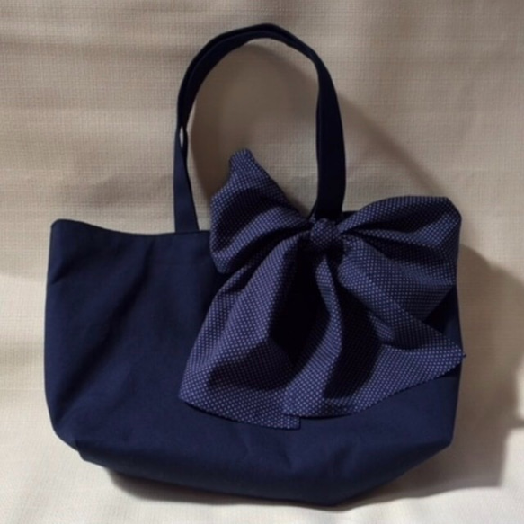 紺色帆布のトートバッグ（ 水玉リボン付） 1枚目の画像