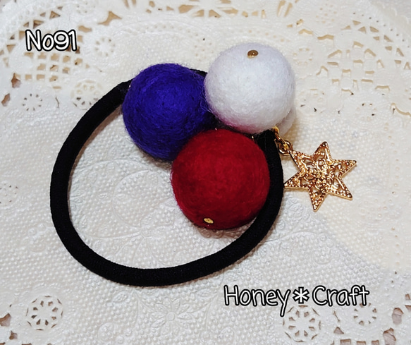 羊毛フェルト玉のヘアゴム(赤×青×白) ヘアゴム Honey＊Craft 通販