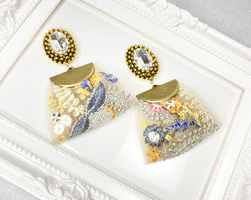 ♡sale❣️♡インド刺繍リボンのアンティーク風ピアス（イヤリングにも 