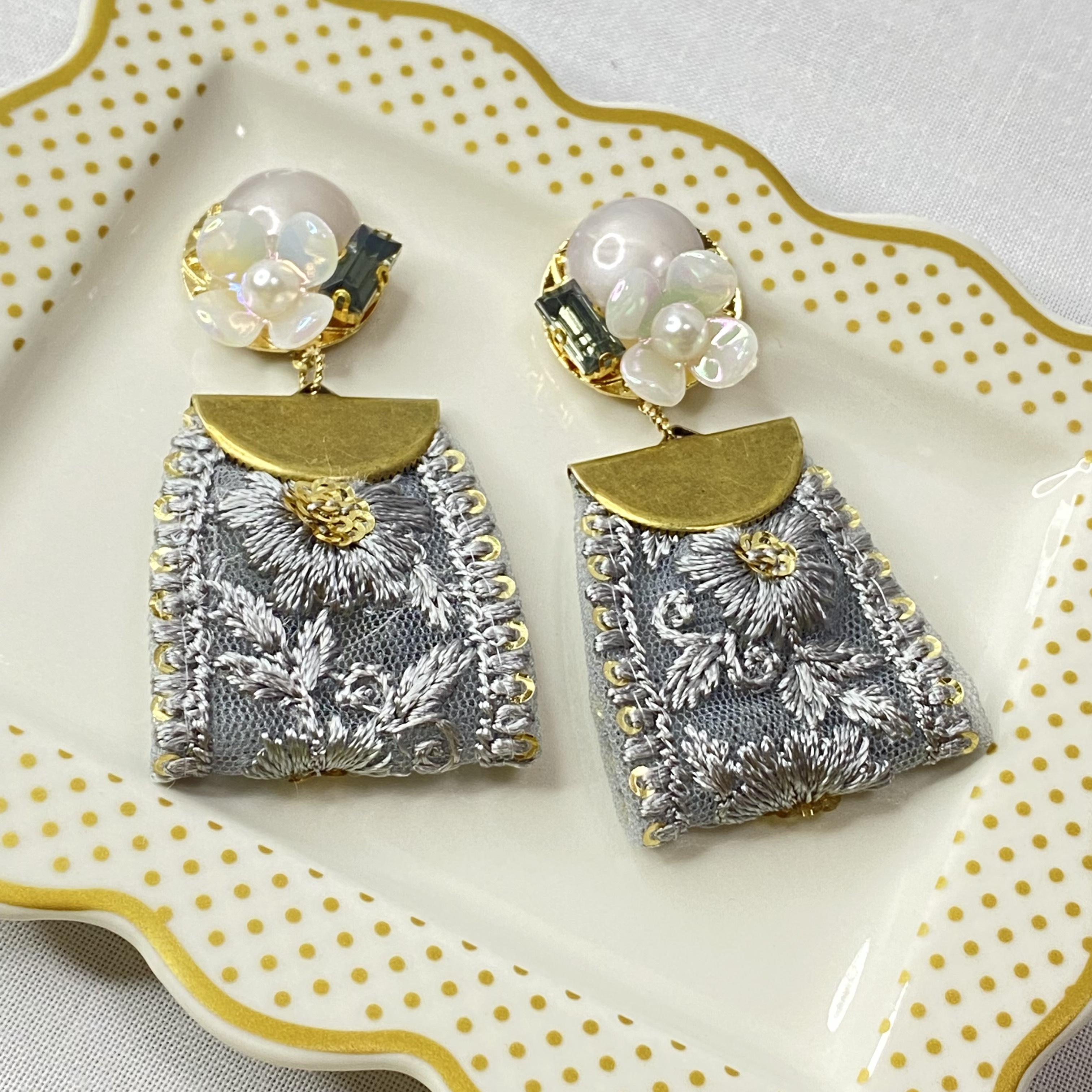 1667 新作*1点もの*シルバー花*インド刺繍リボン*じゃらじゃらピアス