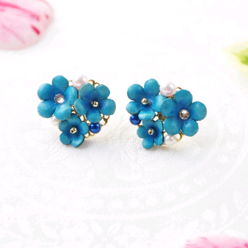 手染めレザー＊勿忘草(ワスレナグサ)のピアスorイヤリング【特集掲載  