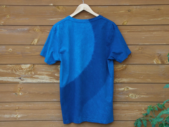 藍染絞りTシャツ＊流線グラデーション　メンズL 2枚目の画像