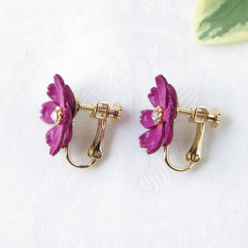手染めレザー＊秋桜のピアスorイヤリング ボルドー ピアス（スタッド