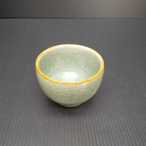 青瓷ぐい呑 圓田拓男作 美術年鑑掲載作家 共箱 【色、貫入がとても