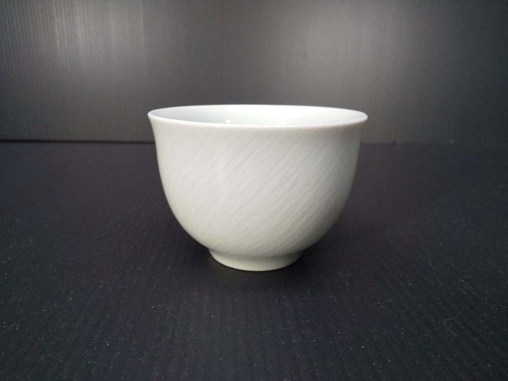 青白磁ぐい呑　圓田拓男作　美術年鑑掲載作家　共箱　盃　ぐい呑　ぐい呑み　陶芸作家　手作り　やきもの　焼物　磁器