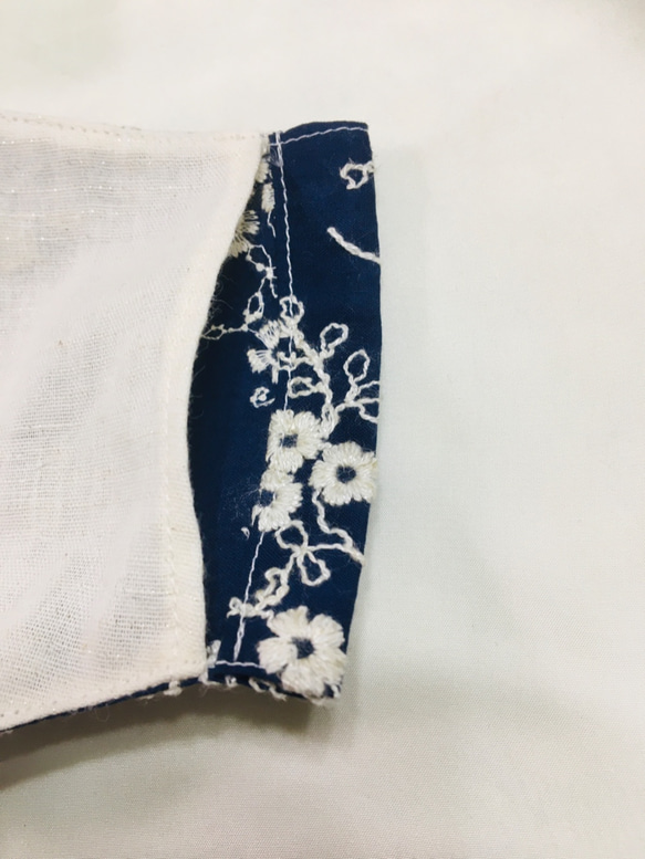 ⌘立体マスク⌘   花柄　豪華刺繍　ネイビー　銀イオン抗菌ダブルガーゼ使用　 3枚目の画像
