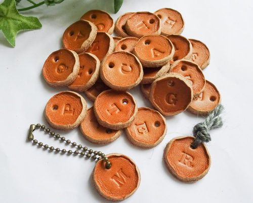 オリジナルタグ ☆本革☆イニシャル タグ 3個セット 栃木レザー（タン） チャーム Sora