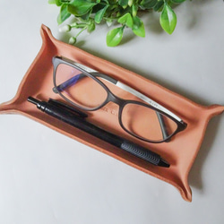 レザートレイ　栃木レザー サドル 厚め（ヌメ）　刻印無料　メガネ置き 1枚目の画像