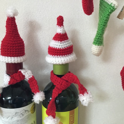 ワインボトル飾り〜サンタ帽子とマフラー赤 1枚目の画像