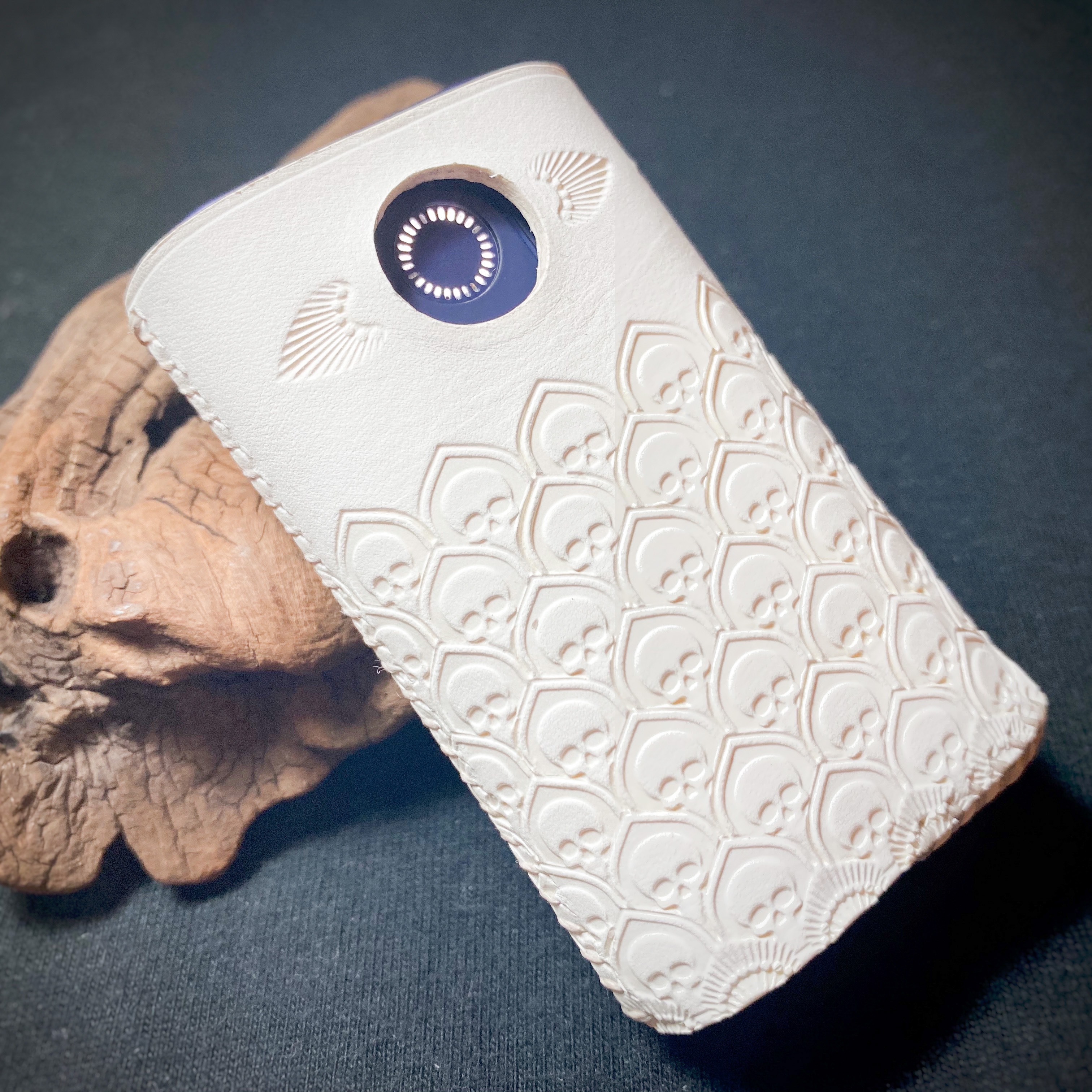 【glo hyper / glo hyper plus】本革製カバー Skull Stamp 白 gh02w