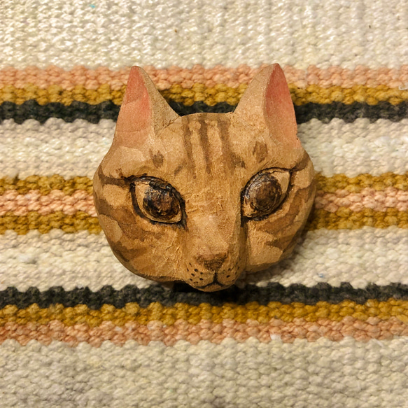 キジトラねこの木彫りのブローチ ブローチ maki 通販 8903975