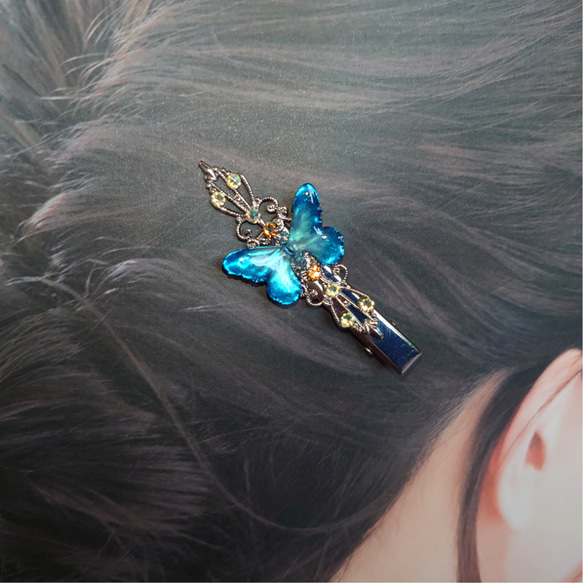 幸せを運ぶ。青い蝶のヘアクリップ「シルバーver」 2枚目の画像