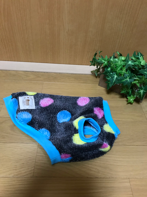 ☆犬 ワンコ 服 セミオーダー カラフル水玉柄　ふわもこ タンクトップ　すそなどの色変更出来ます☆送料無料 2枚目の画像