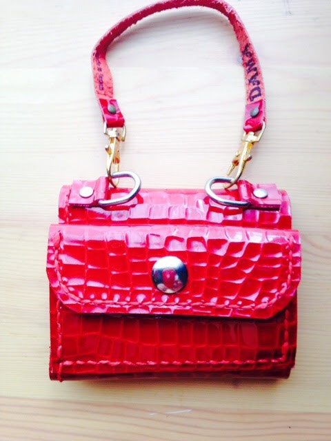 TIA 【赤エナメル】　ミニ財布 小さな財布 三つ折り財布 バック　チャーム