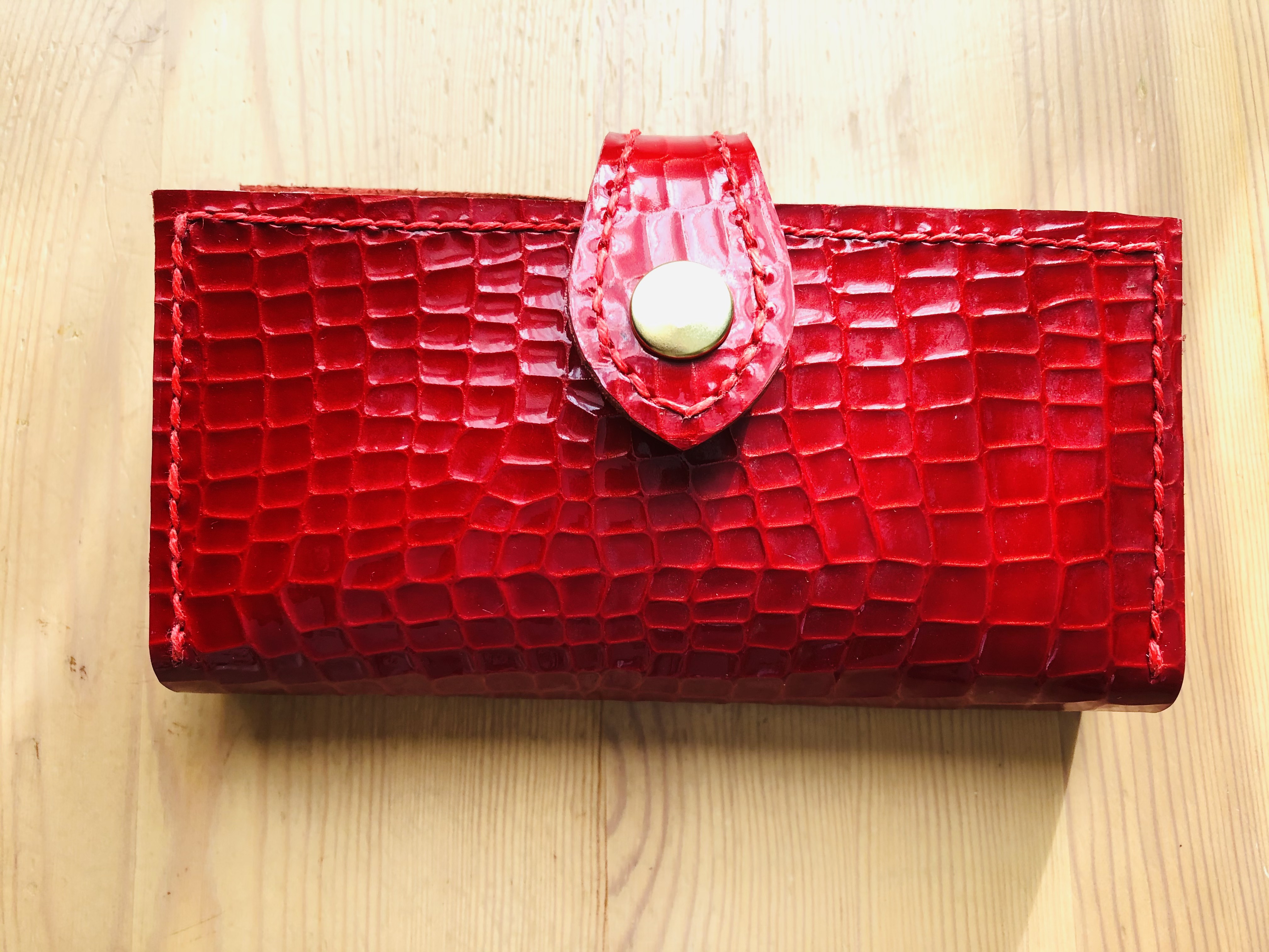 赤エナメル　手帳型　スマホケース　全機種対応　クロコ型押し　横開き　カード収納