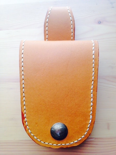 TAOS 【キャメル】　携帯ケース　革　小物入れバッグ　ベルトループ　コンチョ