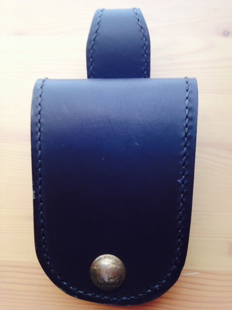 TAOS 【黒/ブラック】携帯ケース　ポーチ 革　バッグ　ベルトループ　コンチョ