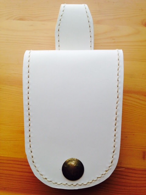 TAOS 【白/ホワイト】携帯ケース　ポシェットバッグ　ベルトループ　コンチョ