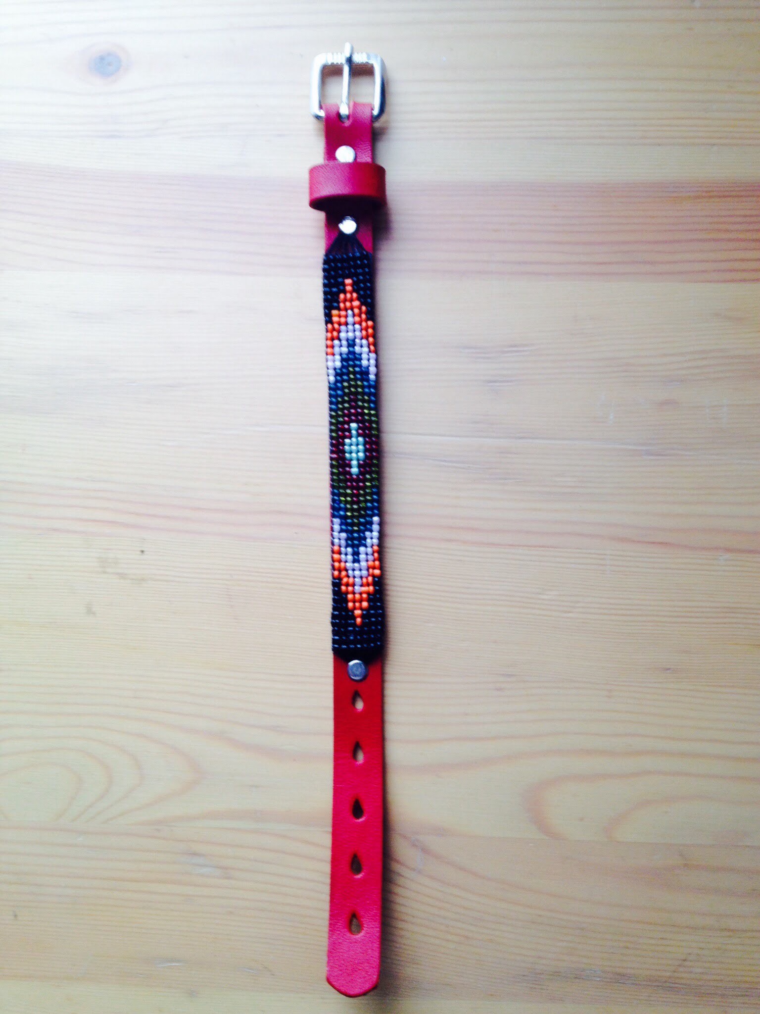 ビーズブレスレットB【レッド/赤】ネイティブ柄 革 レザー  バックル シングル