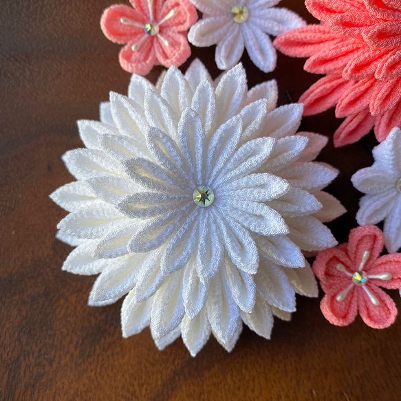 ｟菊と梅の髪飾り｠つまみ細工 かんざし ピンク 白 オーロラスワロ ゆめかわ パステル 成人式 振袖 ブライダル 3枚目の画像