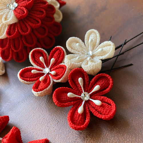 ベースカラーが選べる！｟華やか丸菊と梅の髪飾り｠つまみ細工 簪 成人