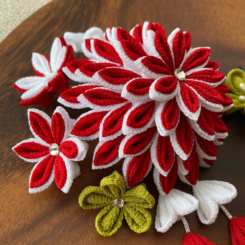 受注制作｟華やか二重剣菊の髪飾り｠つまみ細工 髪飾り 紅白 赤 黄緑