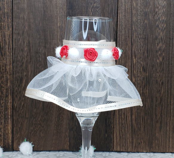 グラスドレス　白系   結婚式の乾杯に ウェルカムコーナーに 入籍のお祝いに  結婚記念日に❤️ ホワイト×赤×ファー 2枚目の画像