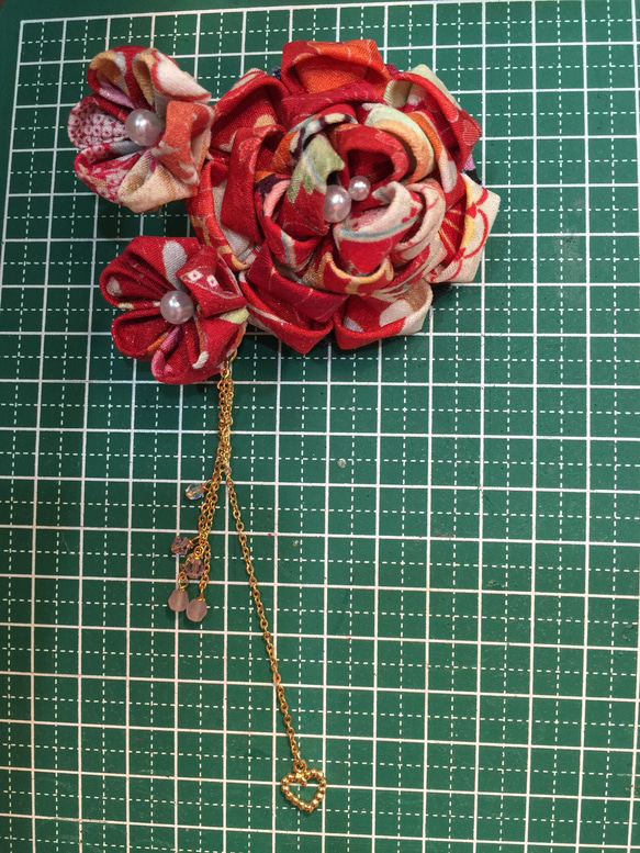 赤いお花のクリップ 4枚目の画像